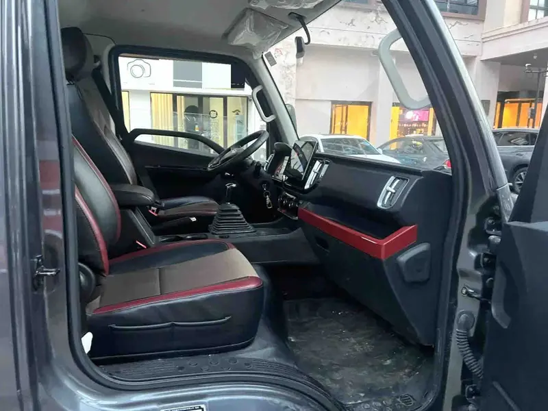 Vehicle photo 6