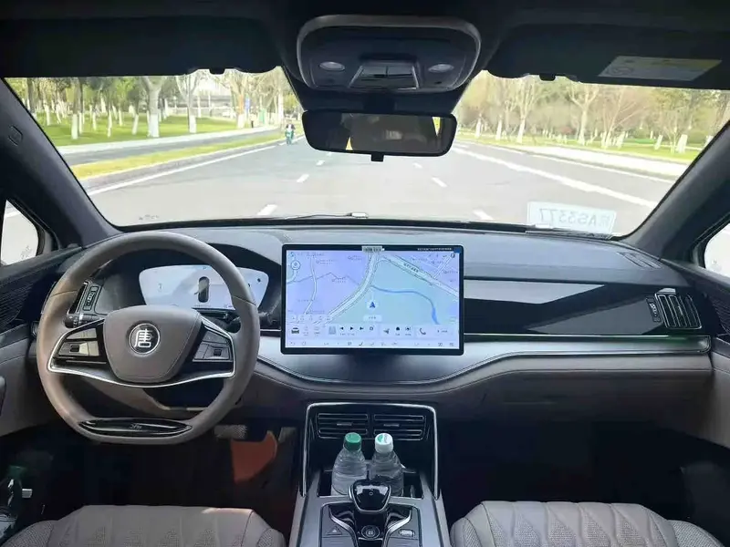Vehicle photo 4