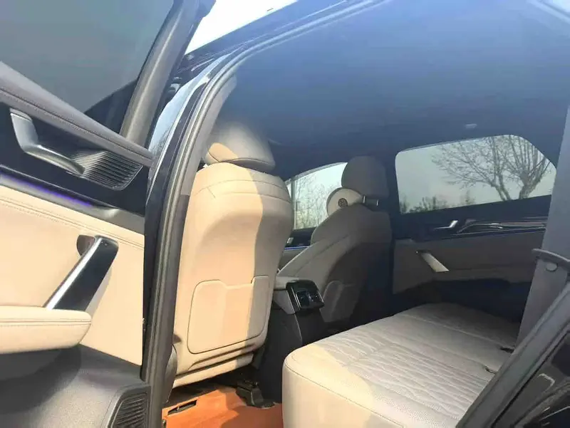 Vehicle photo 5