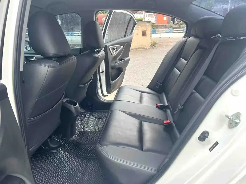 Vehicle photo 7