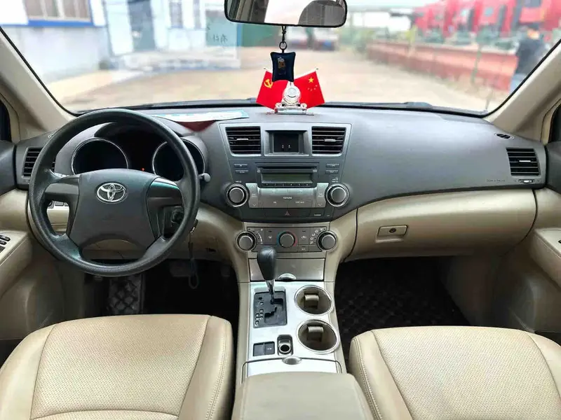 Vehicle photo 6