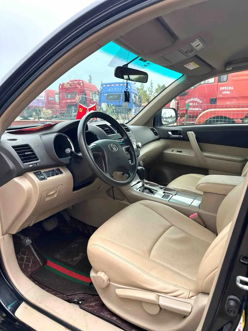 Vehicle photo 7