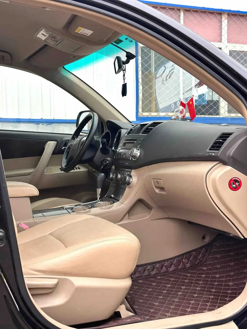 Vehicle photo 8