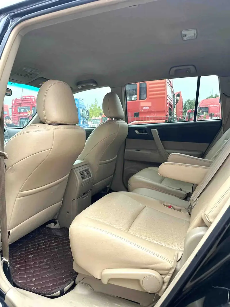 Vehicle photo 9