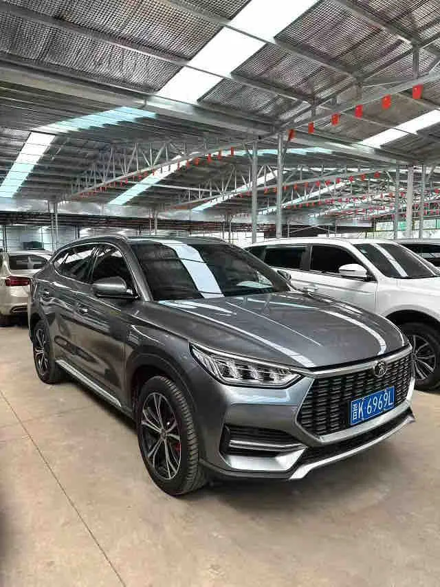Vehicle photo 2