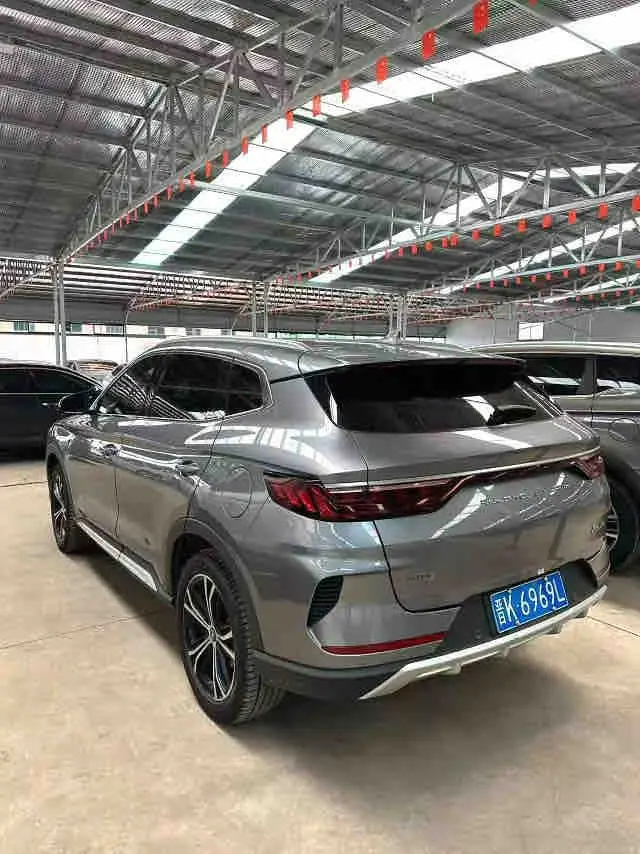 Vehicle photo 4