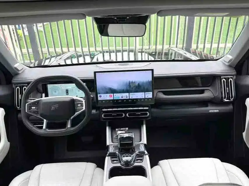 Vehicle photo 7