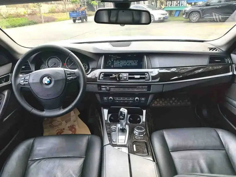Vehicle photo 5