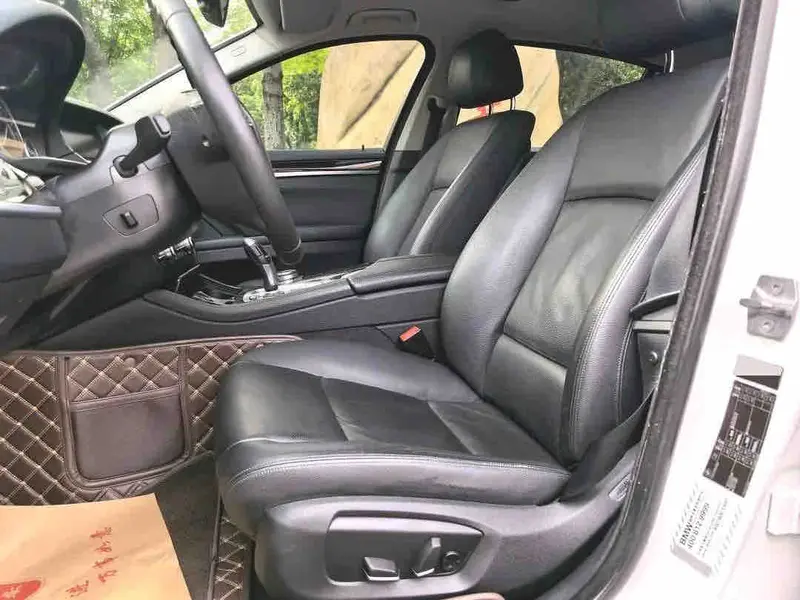 Vehicle photo 7