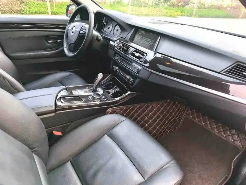 Vehicle photo 9