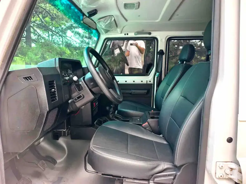 Vehicle photo 7