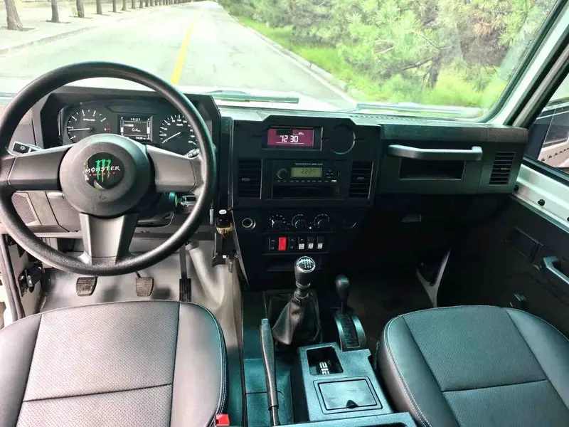 Vehicle photo 8