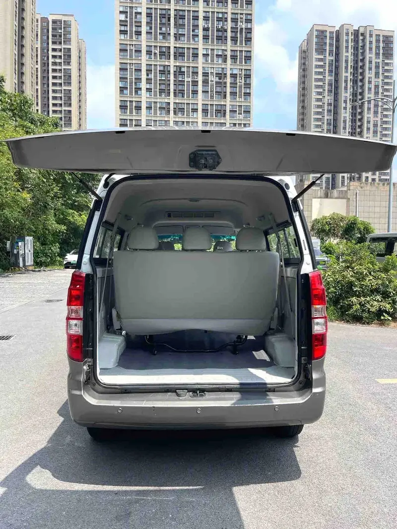 Vehicle photo 6