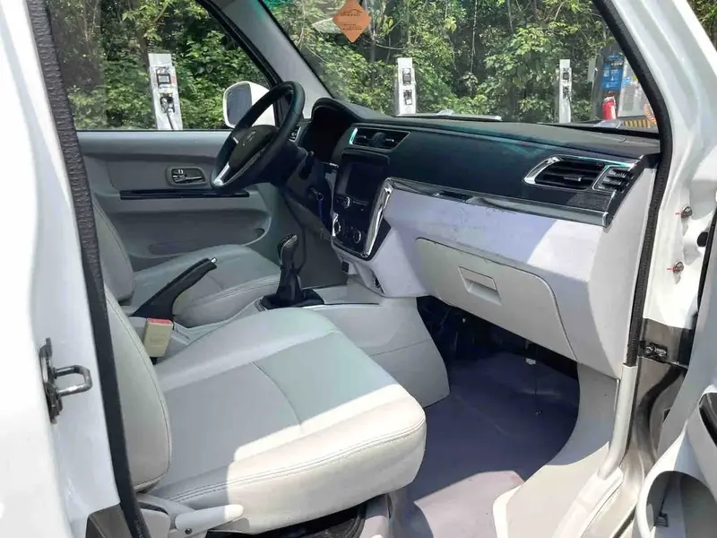 Vehicle photo 10