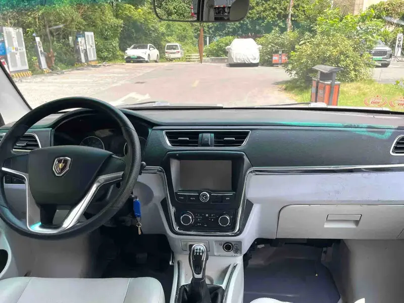 Vehicle photo 11