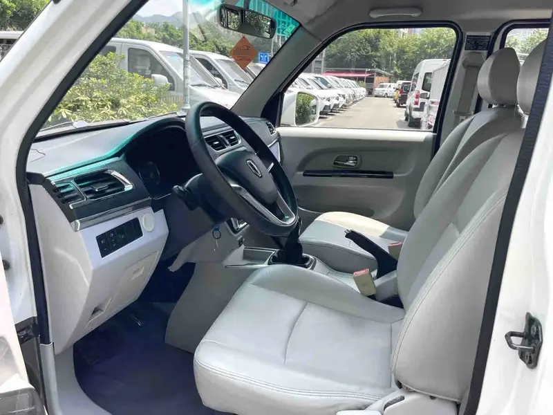 Vehicle photo 12