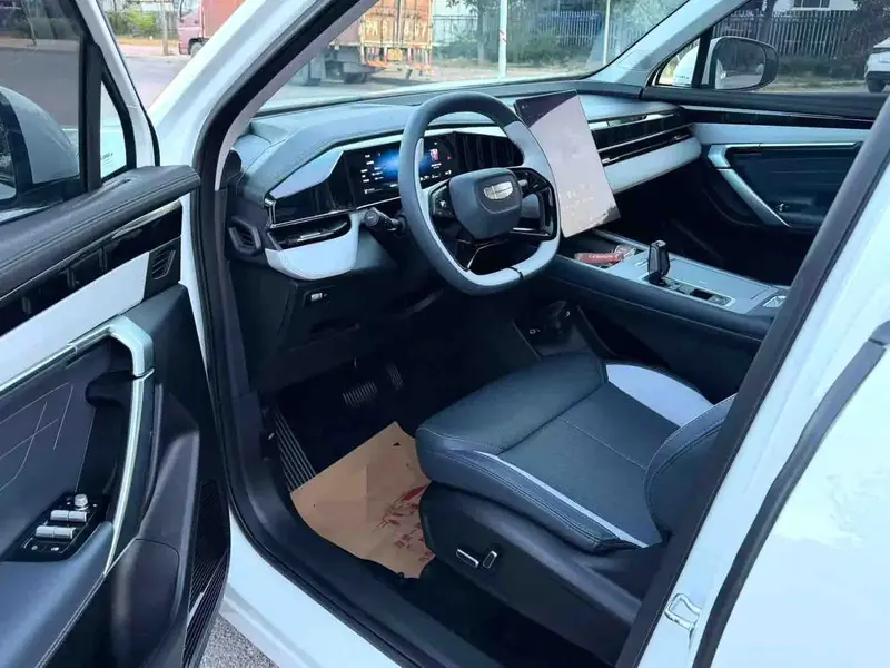 Vehicle photo 7
