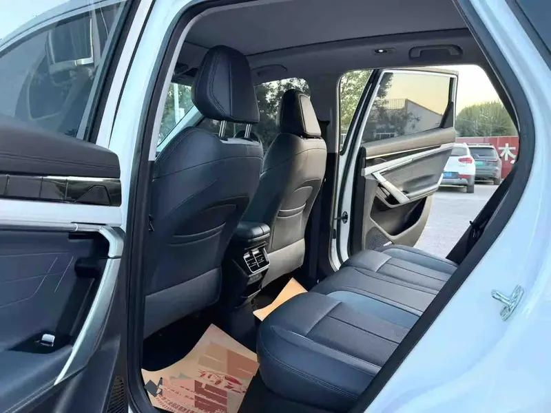 Vehicle photo 8