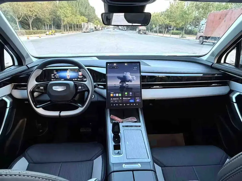 Vehicle photo 9