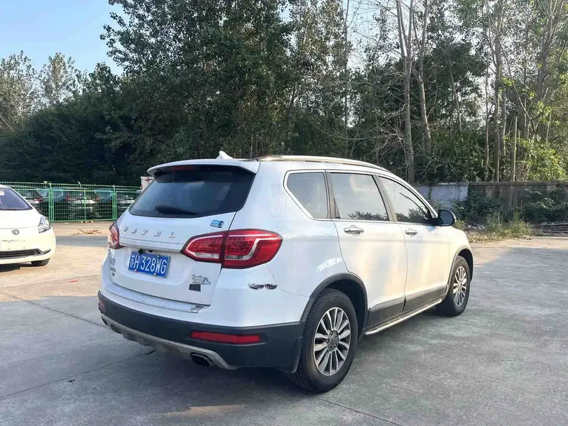 Vehicle photo 6