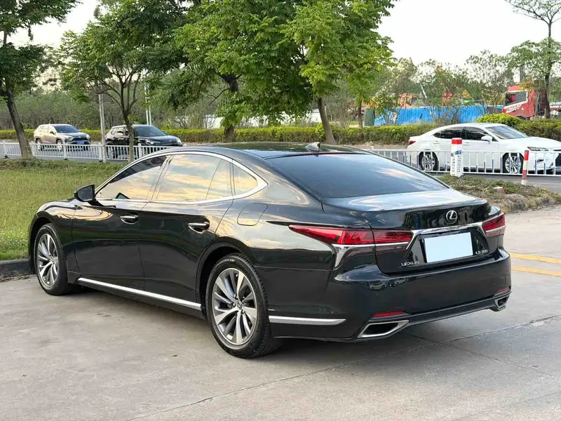 Vehicle photo 4