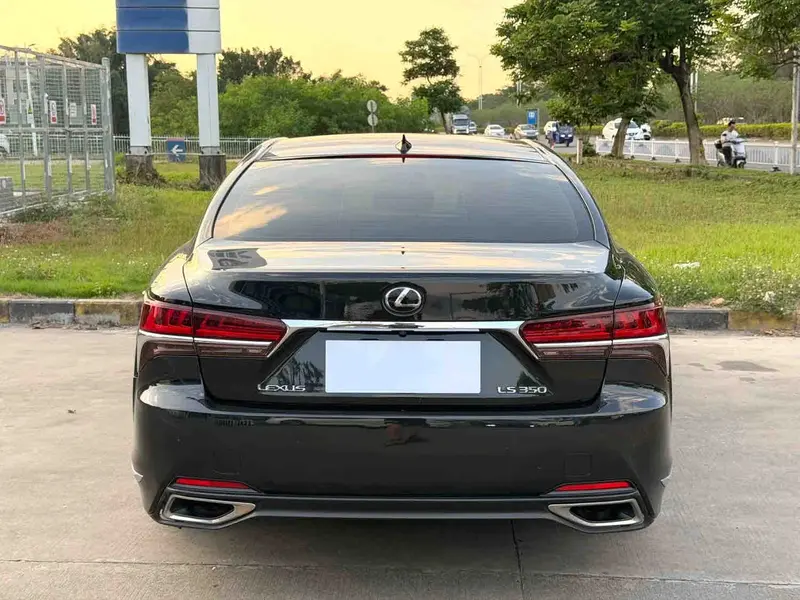 Vehicle photo 6