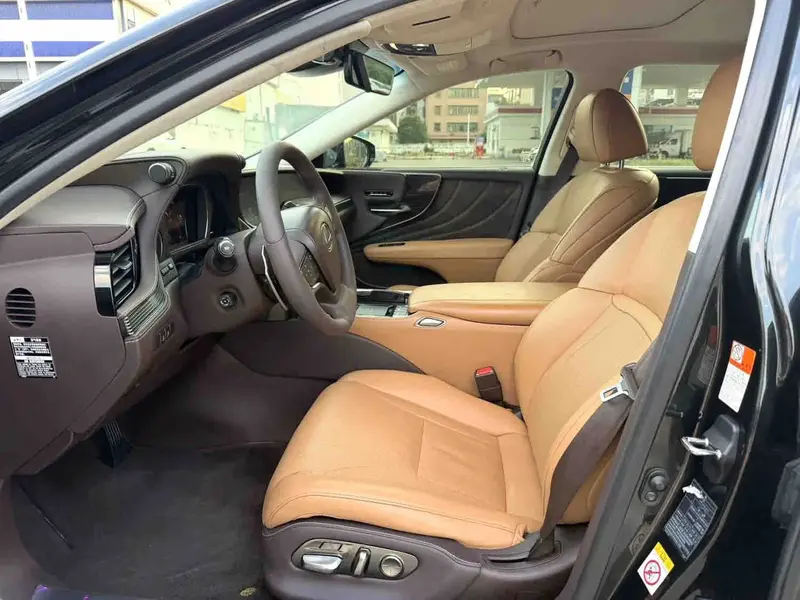 Vehicle photo 7
