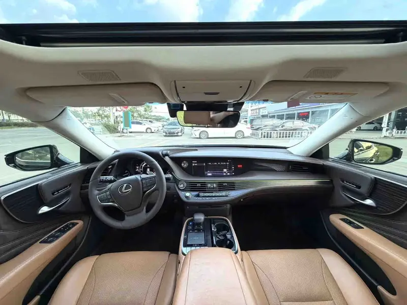 Vehicle photo 8