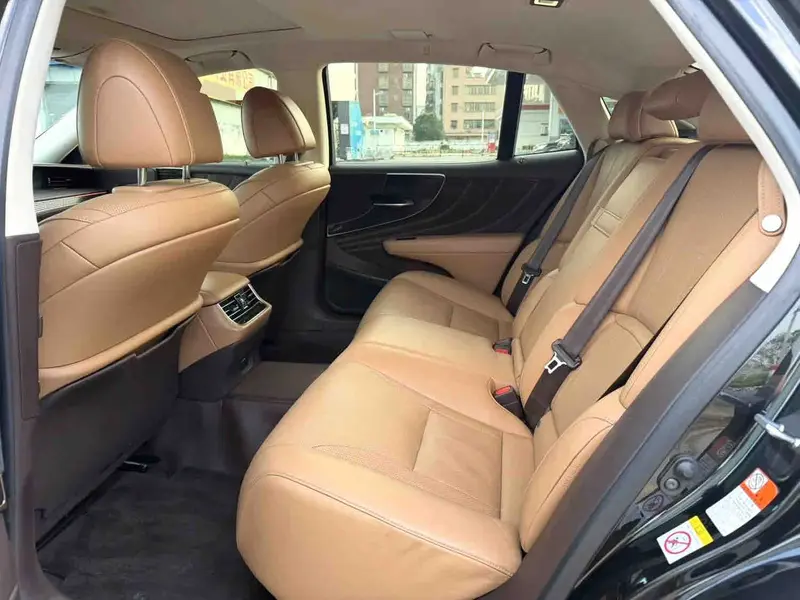 Vehicle photo 9