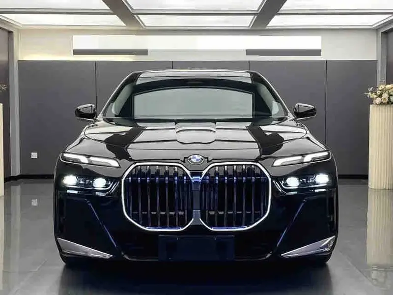 Vehicle photo 2