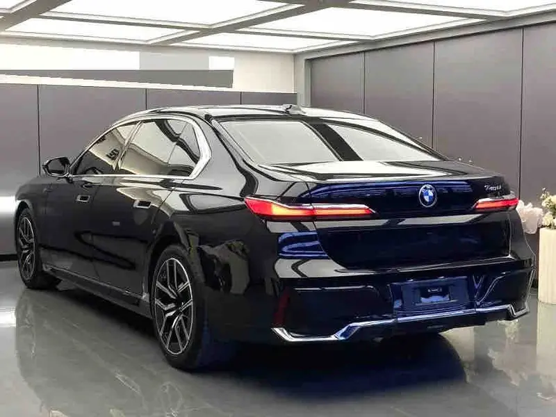 Vehicle photo 4
