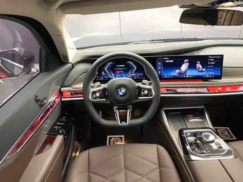 Vehicle photo 5