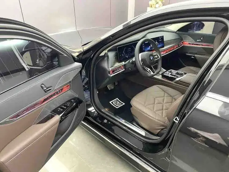 Vehicle photo 6