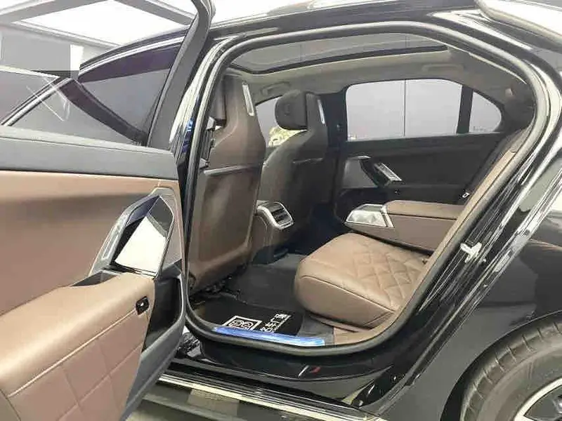 Vehicle photo 7