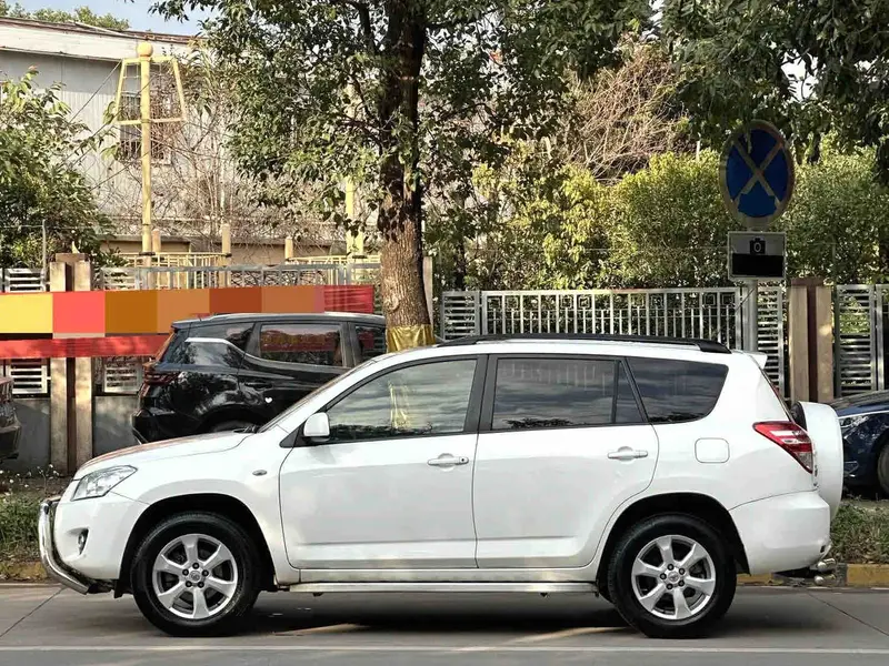 Vehicle photo 9