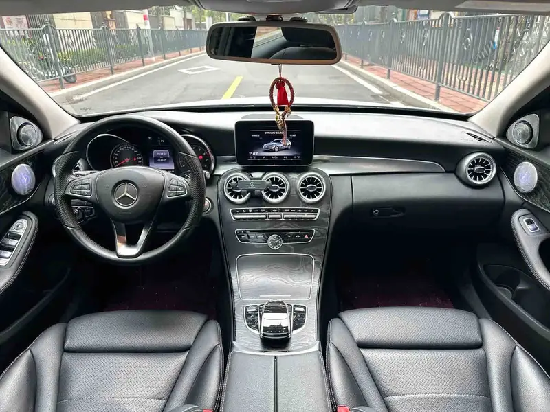 Vehicle photo 9