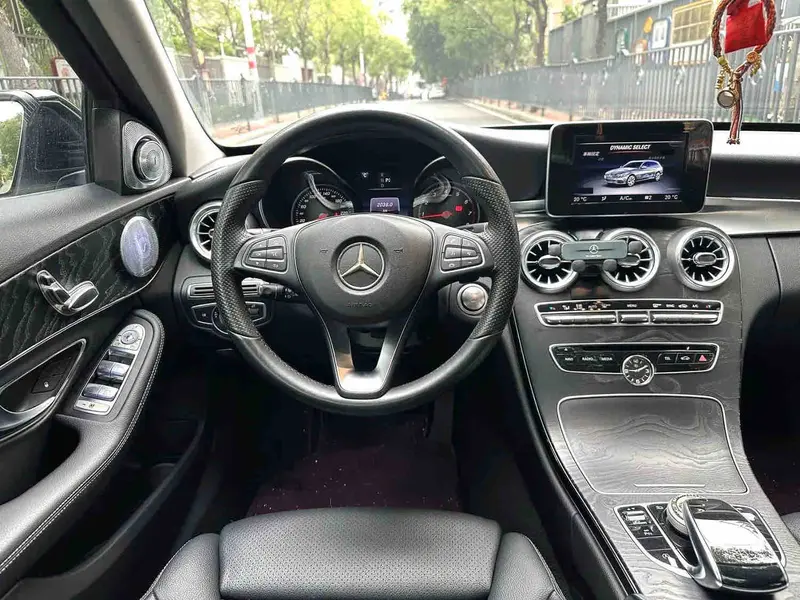 Vehicle photo 10