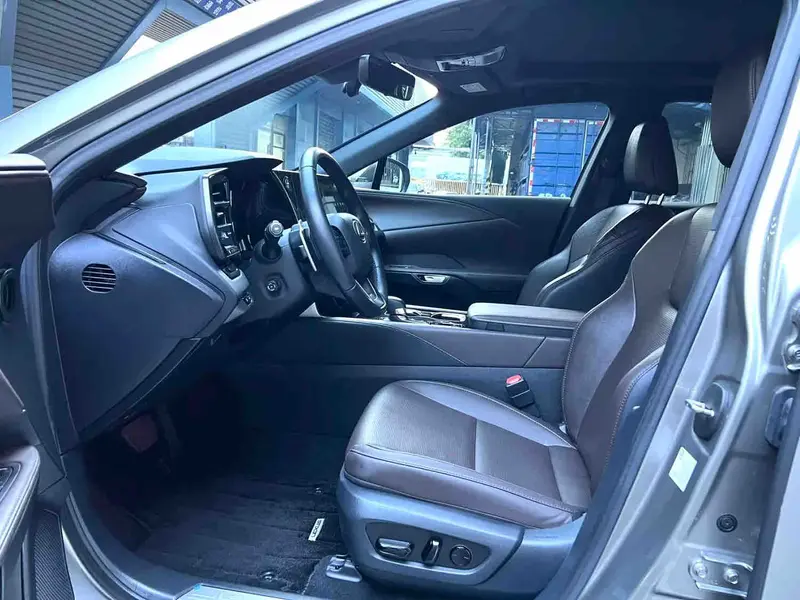 Vehicle photo 7