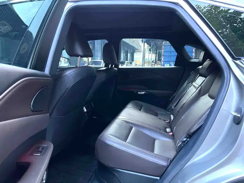 Vehicle photo 9