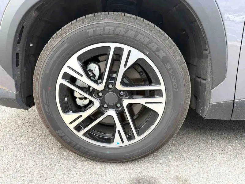 Vehicle photo 5