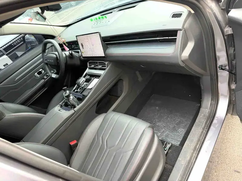 Vehicle photo 7