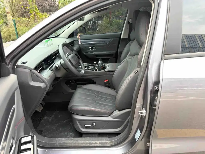 Vehicle photo 8