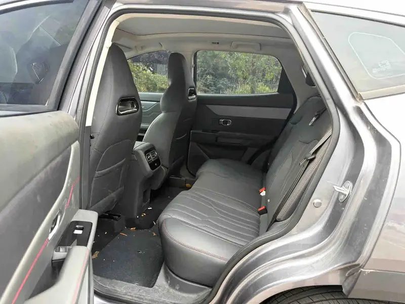 Vehicle photo 9