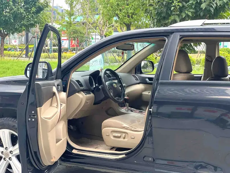 Vehicle photo 4