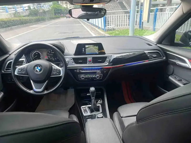Vehicle photo 5