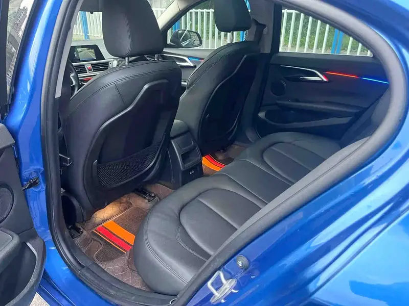 Vehicle photo 6