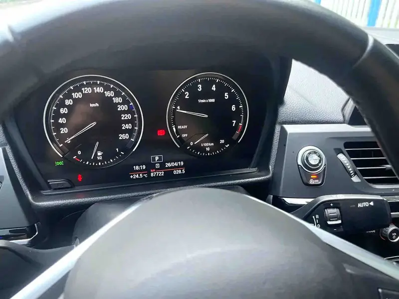 Vehicle photo 7