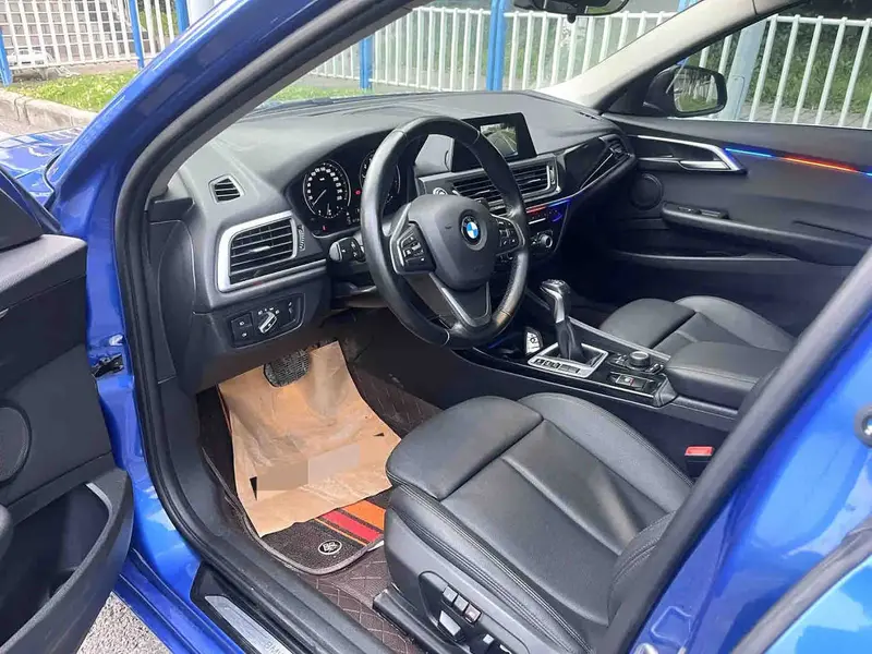 Vehicle photo 8