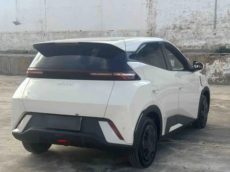 Vehicle photo 4