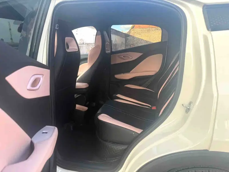 Vehicle photo 9